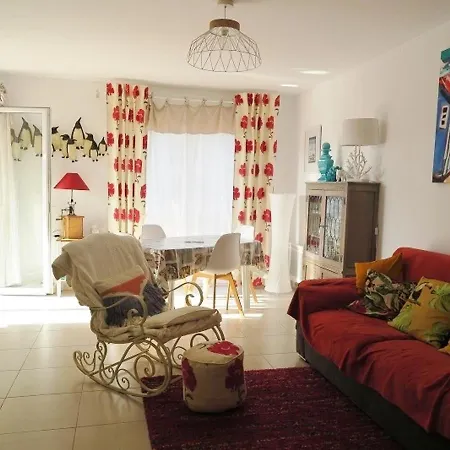 T3 A : Terrasse, Piscine, Parking Et Proximite Village - Fr-1-726-15 *